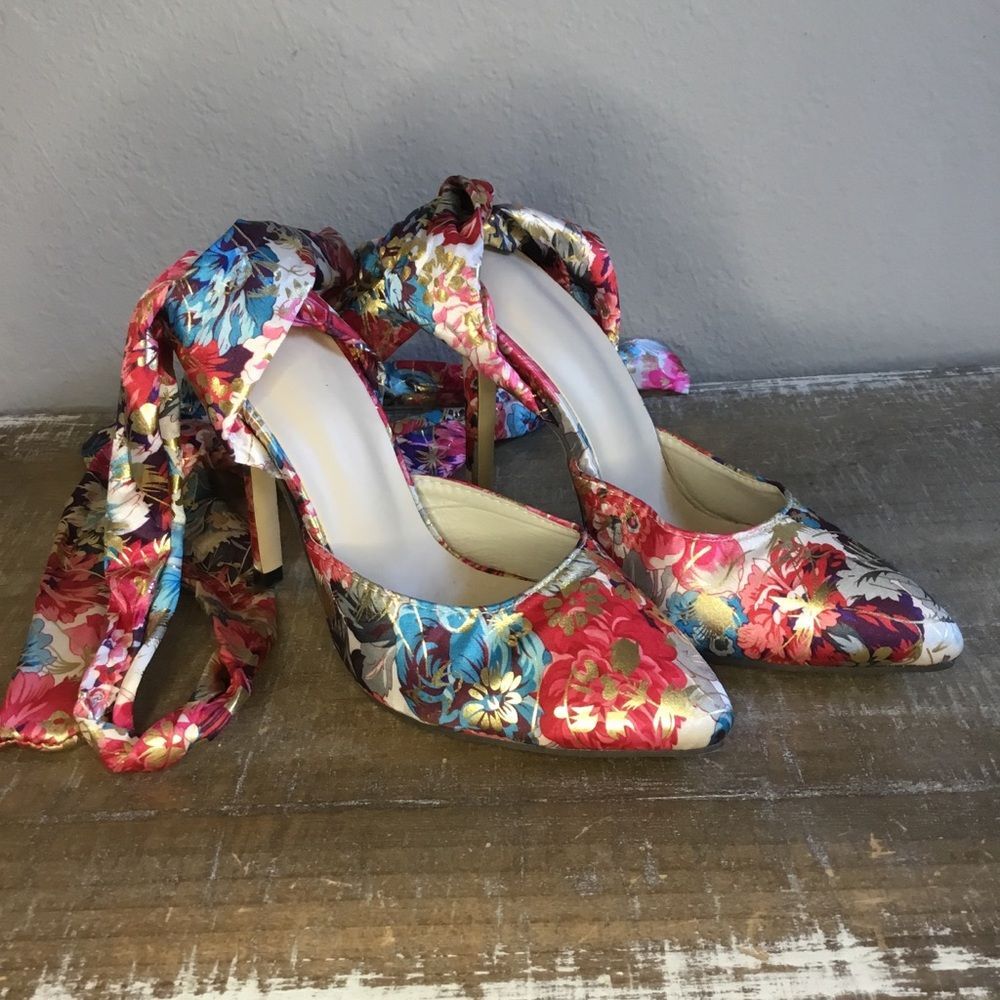 Beautiful satin gold tone and flower pattern stiletto shoes size 6.5 tie ankle